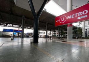 Указатель к станции метро Стамбульского аэропорта