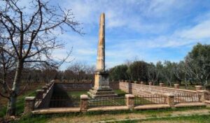 Обелиск Гая Кассия Филиса (Gaius Cassius Philis Mezar Anıtı)