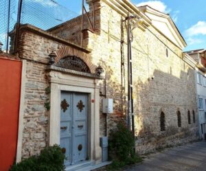 Квартал Эмирган, Церковь Сурб Ериц Манганц