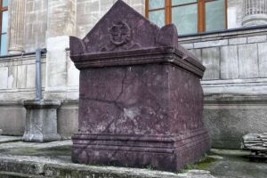 Порфировые саркофаги в Археологическом музее Стамбула