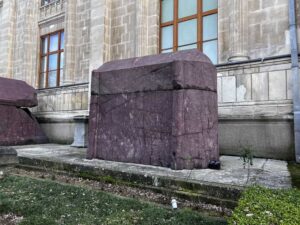 Порфировые саркофаги в Археологическом музее Стамбула