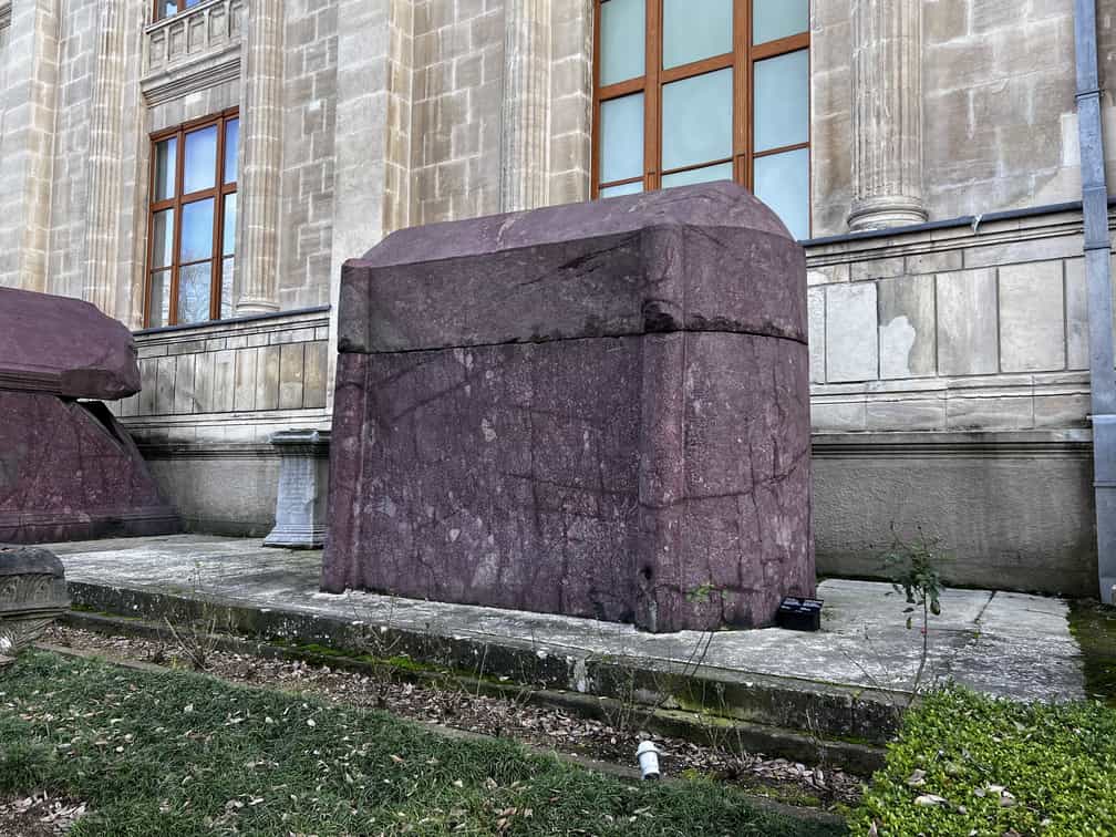 Порфировые саркофаги в Археологическом музее Стамбула